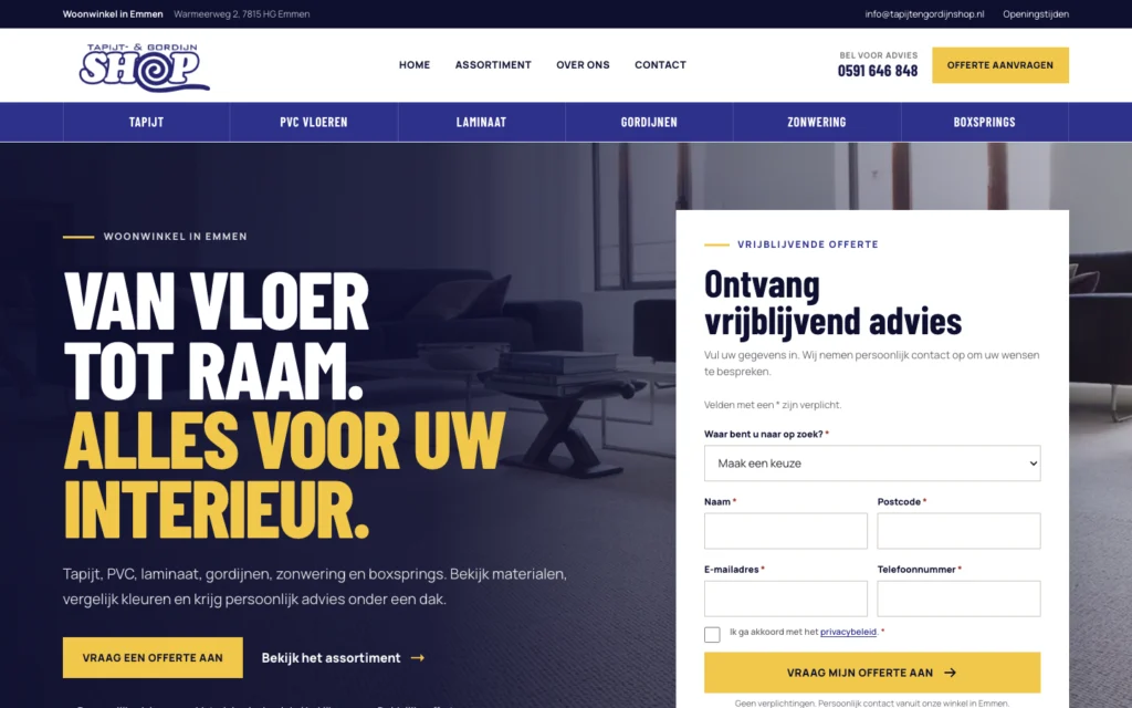 Homepage van Tapijt en Gordijnshop met donkerblauwe vormgeving, zes productgroepen en een geel offerteformulier
